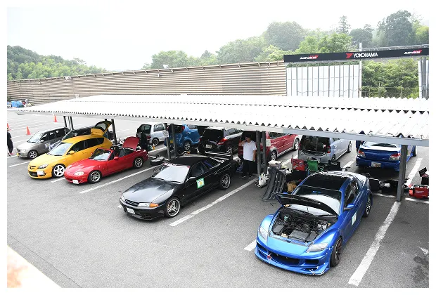 走行会場に並ぶ車両